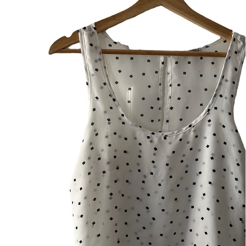 Adorable sleeveless blouse with keyhole back